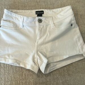 White cotton stretchy shorts